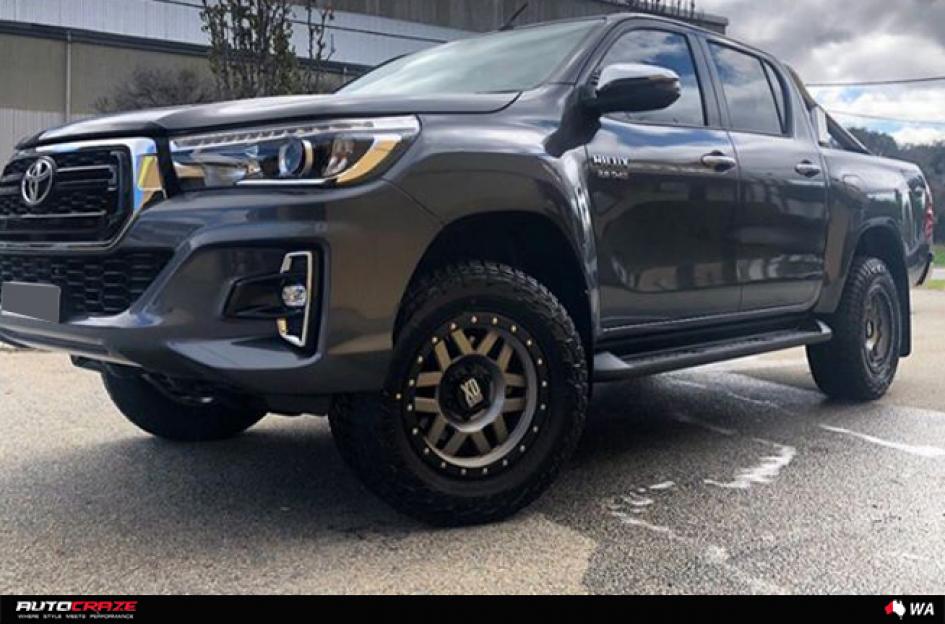 TOYOTA HILUX 4WD MACHETE XD MACHINED FACE W BLACK RING